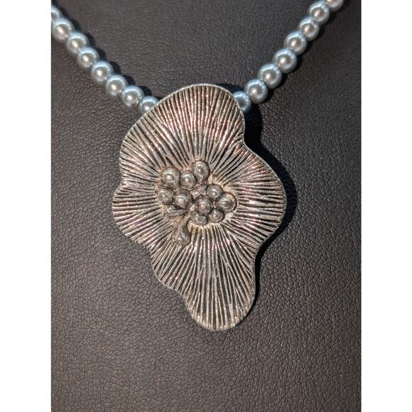 Coin Pearl Silver Tone Flower Pendant Silver Bead Toggle 20" Necklace - Picture 3 of 6